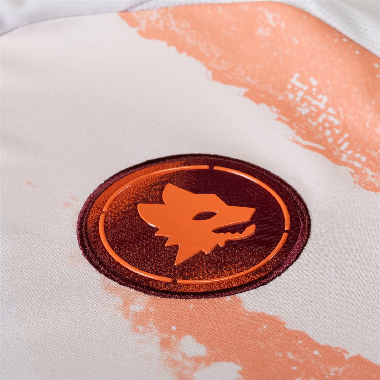 Détail de l'écusson sur le Maillot AS Roma Extérieur 2024/2025 Adidas