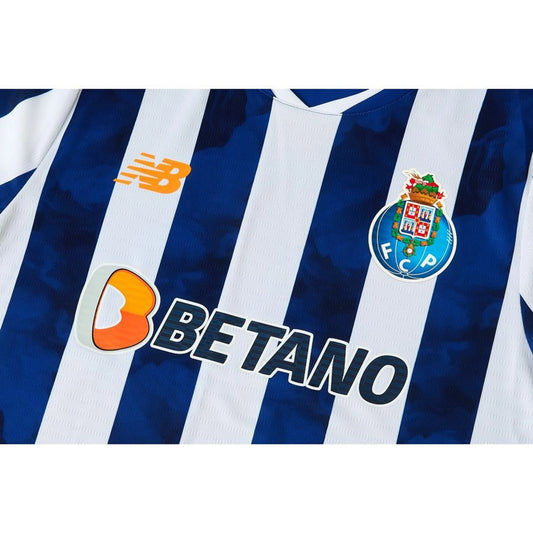 Détail de l'écusson sur le Maillot FC Porto Domicile 2024/2025 New Balance
