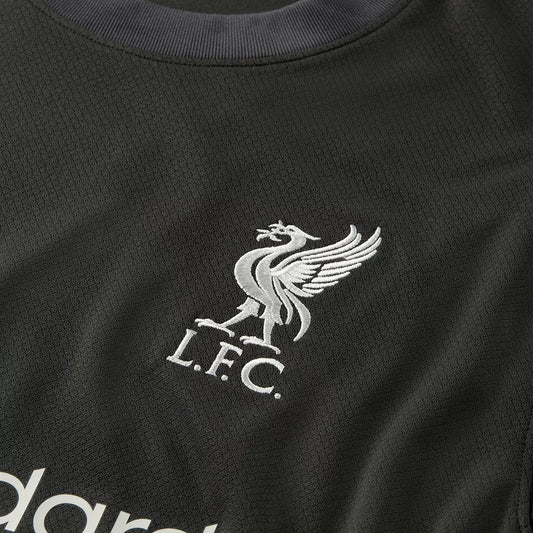 Détail de l'écusson sur le Maillot Liverpool Extérieur 2024/2025 Nike
