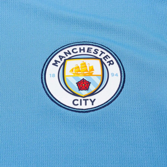 Détail de l'écusson sur le Maillot Manchester City Domicile 2024/2025 Puma